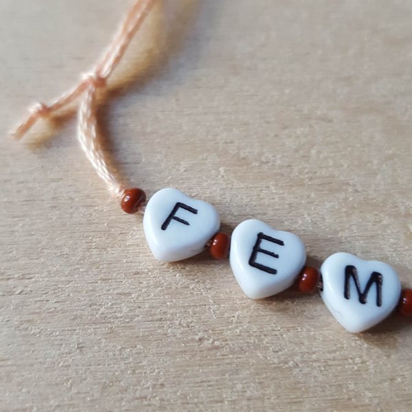 FEMINIST Armband - pfirsich s/w
